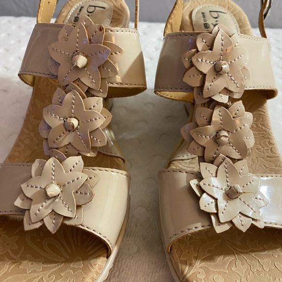 BORN Nude patent leather sandals with 3-D flower embellishments - Picture 15 of 16